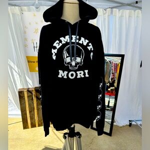 Black hoodie, Momento Mori